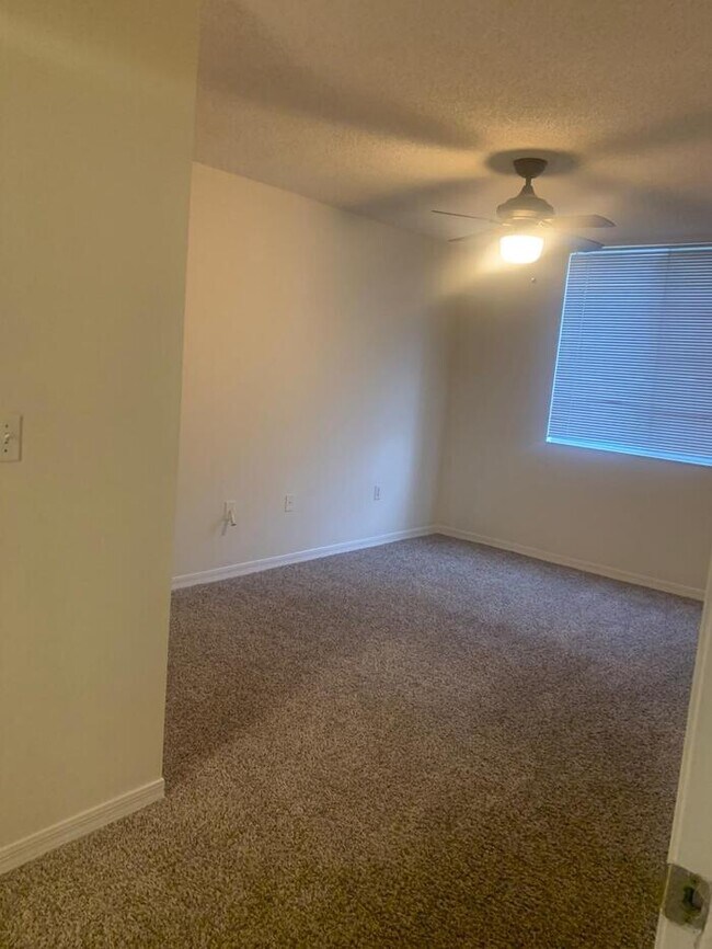 Building Photo - Spacious 3bed/2bath