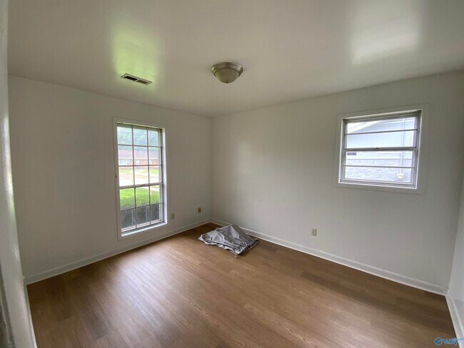Building Photo - 3310 Village Dr SW