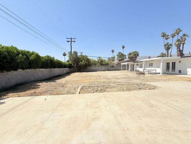 Building Photo - AVAILABLE NOW!! 3 BEDROOM 2 BATHROOM Home in Palm Desert!