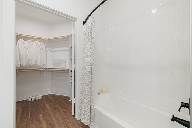 Building Photo - 10505 Deerwood Rd