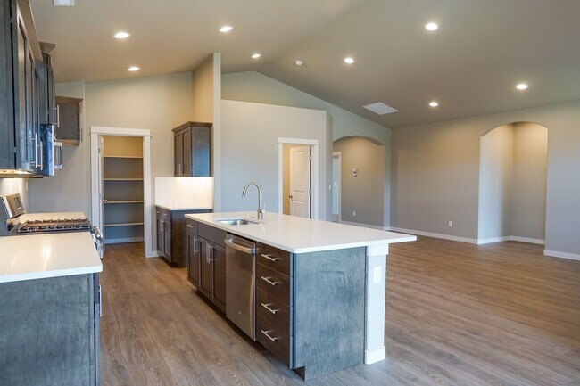 Building Photo - 3 bedroom 2 bath -3 car garage!