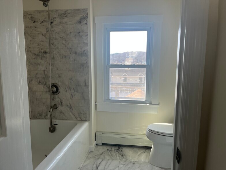 full bath - 110 Bayview Ave