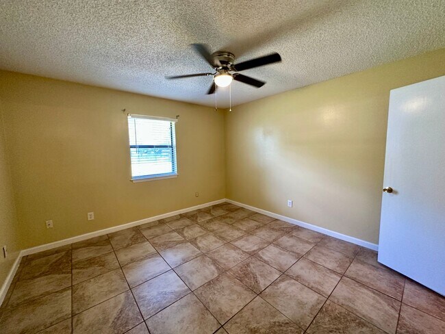 Building Photo - 2 Bedroom 1 Bath Available with Water, Tra...