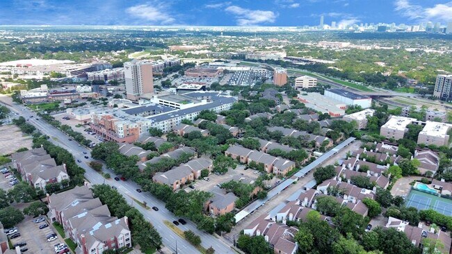 Building Photo - 2255 Braeswood Park Dr