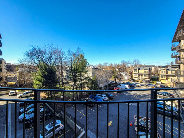 Building Photo - 2400 Hudson Terrace