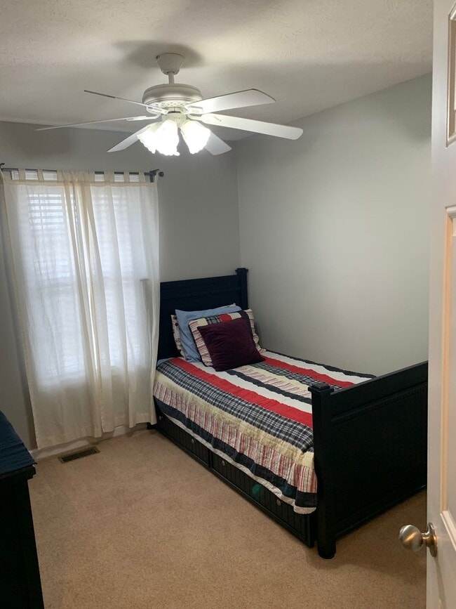 Building Photo - Gorgeous 2 Story, 3 bd/2.5 ba Townhome With Ample Space