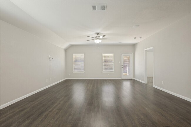 Building Photo - 707 Range Dr