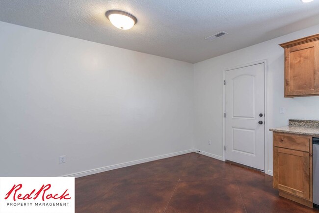 Building Photo - DOG-FRIENDLY 3 Bedroom Townhome with INTER...