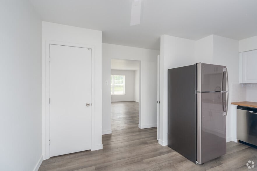 2BR, 2BA - 1,440SF - Dining Room - Chez Paree