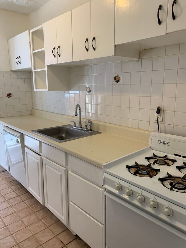 Interior Photo - 877