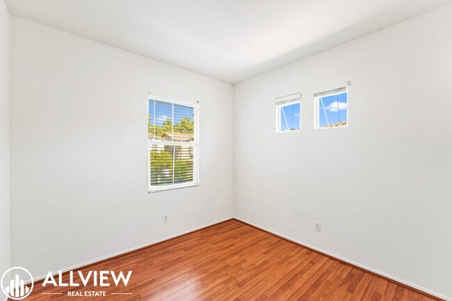 Building Photo - Bright & Spacious 3-Bedroom 2.5 Bath Home in Gated Oak Creek Community