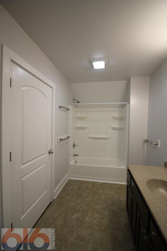 Building Photo - 858 Dayton St SW