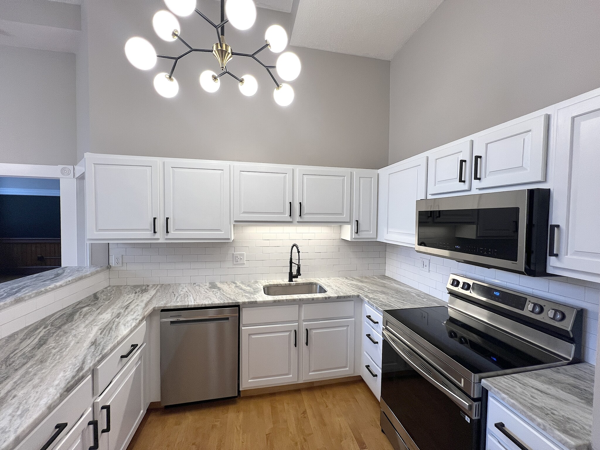 Building Photo - 27 Hillside Pl