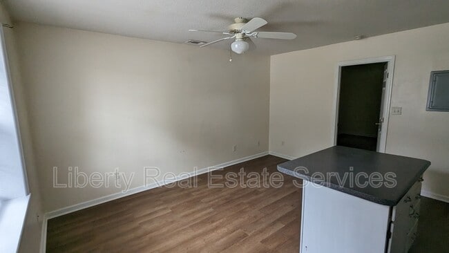 Building Photo - 125 Rolland St