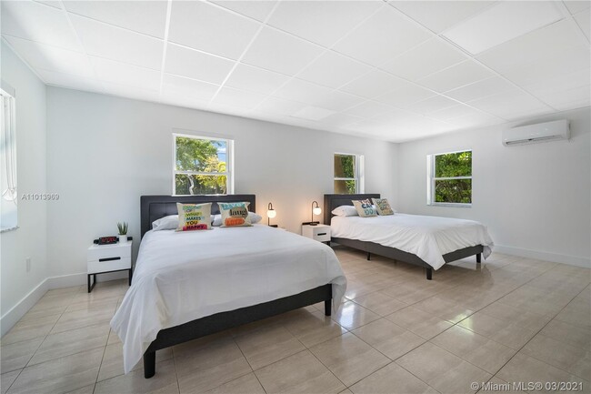 Building Photo - 1413 N Venetian Way