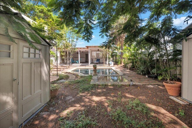 Building Photo - 320 Monroe Dr