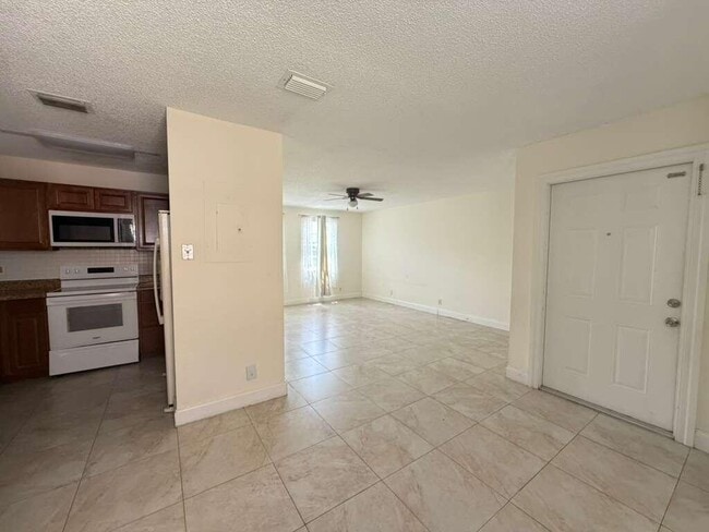 Building Photo - 13986 Morning Glory Dr