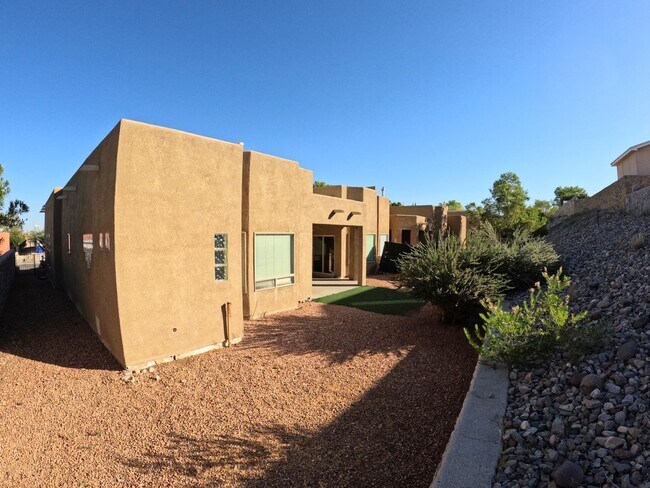 Building Photo - 2210 Dakota Dr