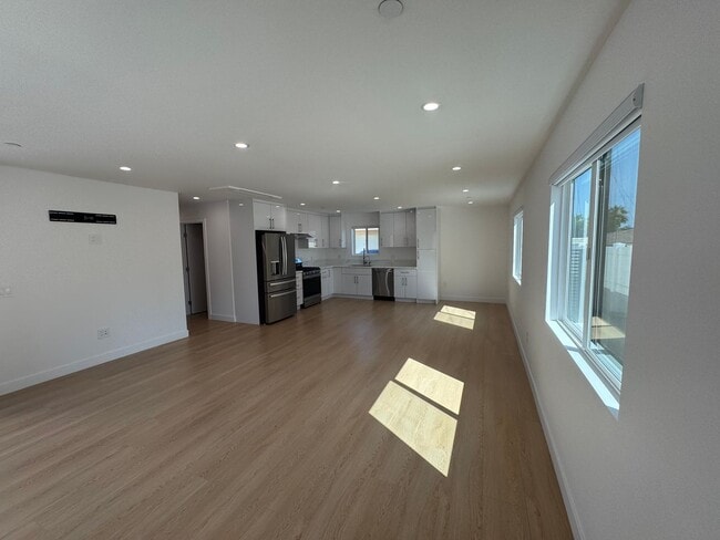 Building Photo - Spacious 1000 sq ft First-Floor Back ADU i...