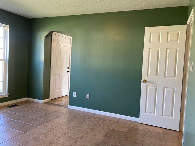 Building Photo - 812 Edgebrook Dr