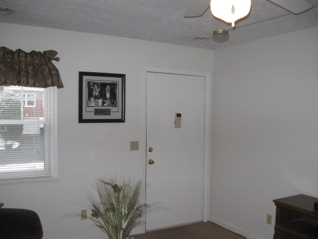 Main Entry / Living Room - 326D Cortland St