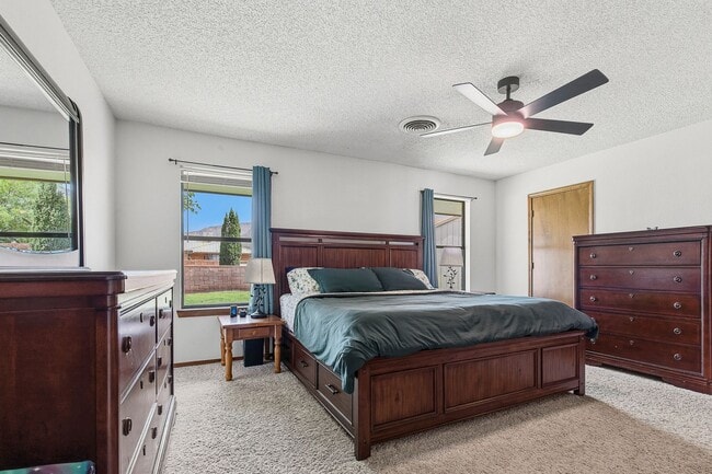 Building Photo - Spacious 3 bedroom 2 bath home with Solar Panels