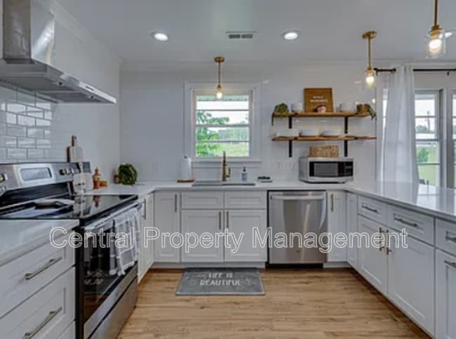 Building Photo - 1126 N Hwy 25 Bypass