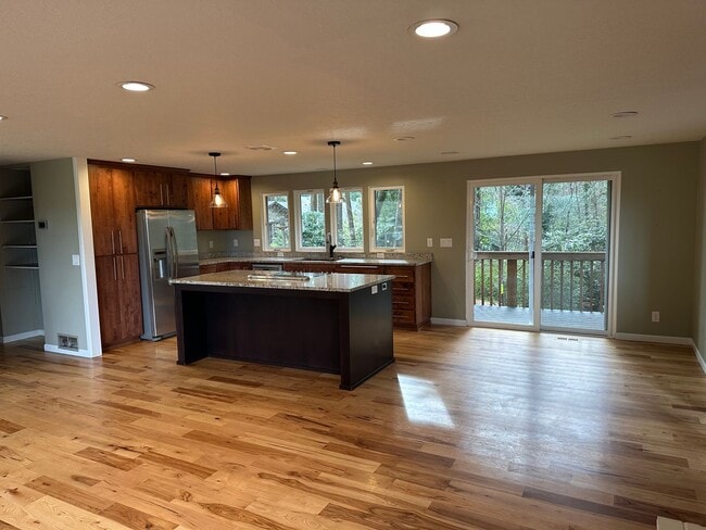 Building Photo - Beautifully updated 4 bedroom 2 bathroom h...