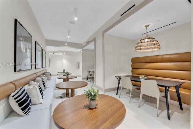 Building Photo - 225 N Miami Ave