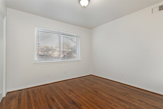 Building Photo - 6908 Wake Forrest Dr