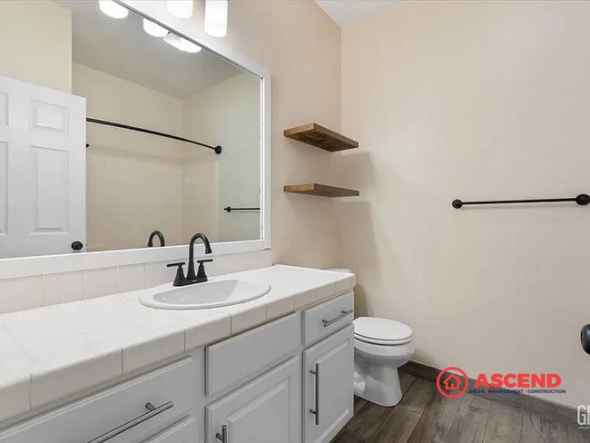 Building Photo - Stunning Home Home Off Jewetta Ave and Sno...