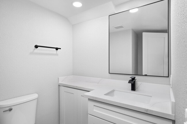 Building Photo - Move-In-Ready Townhome-Style Unit in Chula Vista!