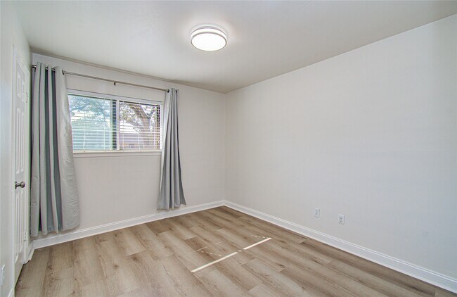 Building Photo - 5926 Ettrick Dr