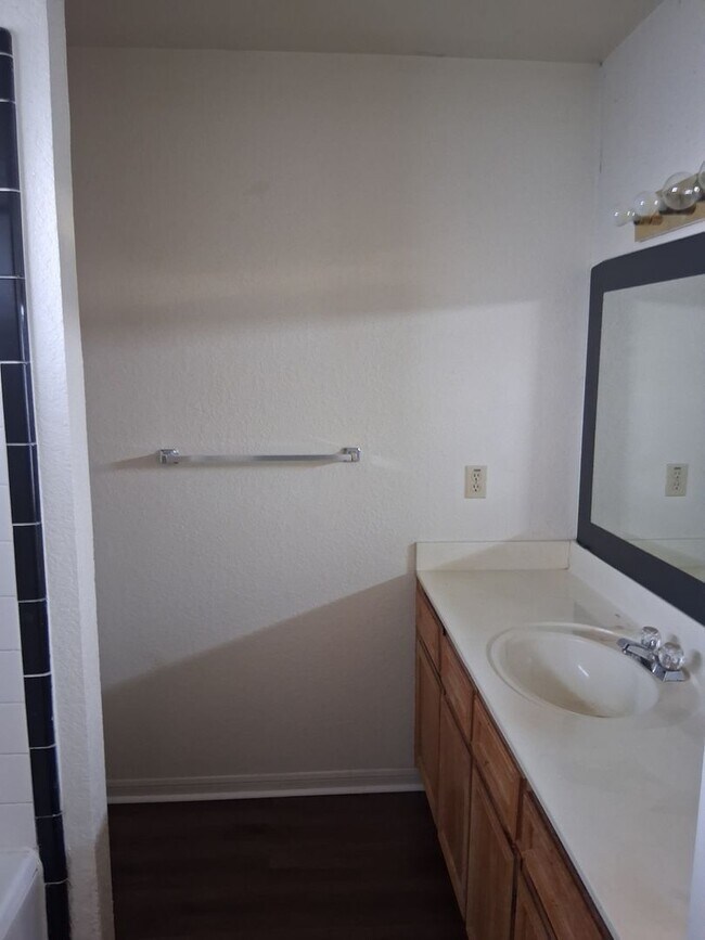 Building Photo - 3806 Lone Oak Dr