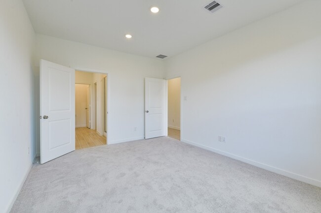 Building Photo - 5815 Linda Cv Ln