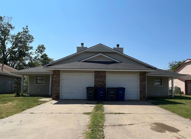 Building Photo - 3 Bedroom duplex!!