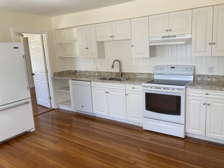 Building Photo - 10 Narragansett Ave