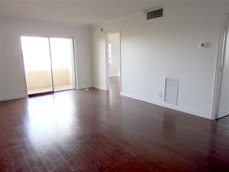 Building Photo - 900 NE 18th Ave