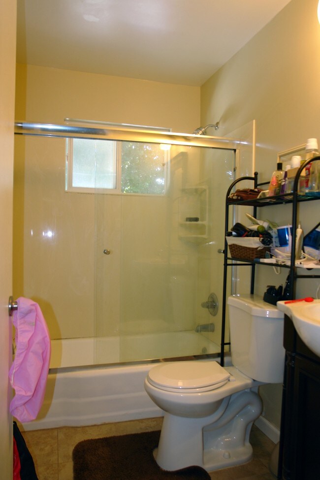 Building Photo - 637 Kirkland Dr