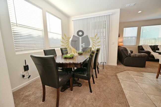 Building Photo - 893 Fir St W