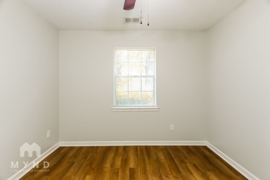 Building Photo - 320 Navajo Pines Dr