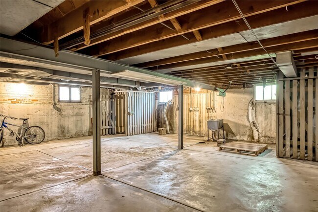 Building Photo - 6601 Alamo Ave