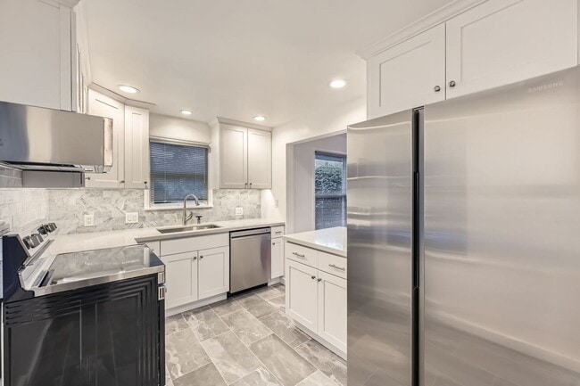 Building Photo - Updated 2bed/1bath Home with Attached Garage in Fremont!!