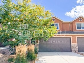 Building Photo - Large, Well-Maintained Duplex