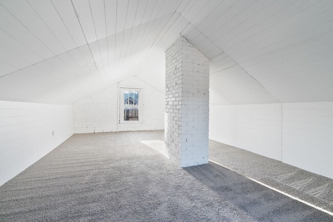 Building Photo - Newly Renovated 3 Bedroom home in East Pittsburgh available now!