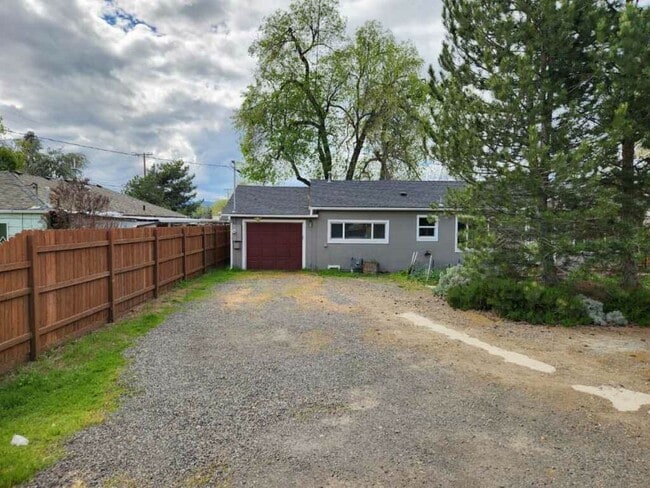 Building Photo - 2411 Crater Lake Ave