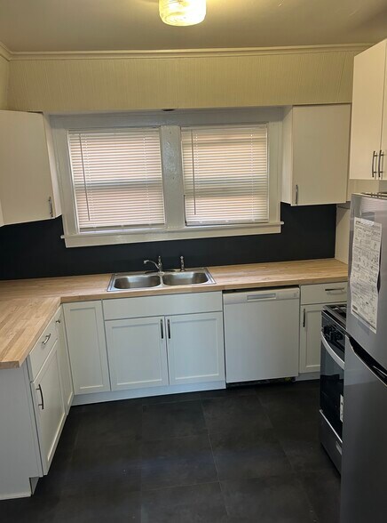 Modern kitchen - plenty of cabinets - 841 Nottingham Rd