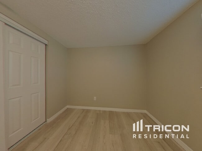 Building Photo - 1124 Jadewood Ave
