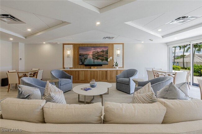 Building Photo - 250 Park Shore Dr