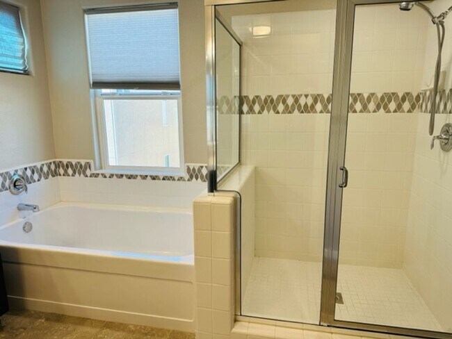 Building Photo - $2,295 Fowler & Belmont, 3 Bed - E. Peruna Way, Fresno - Gated Community & Pool